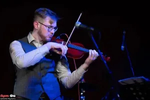 Ведёт смычок, постановка рук и пальцы на грифе видны полностью – Большой отчётный концерт №&nbsp;7, апрель 2026